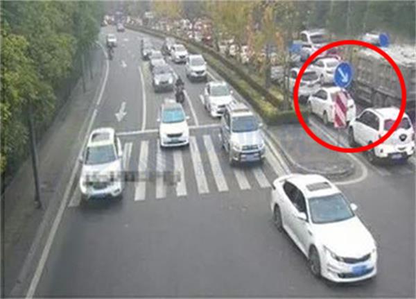 圖3 狀元府邸轉(zhuǎn)盤東進(jìn)口回溢至龍鳳大道-將軍路口